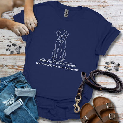 Mein Chef hat vier Pfoten und wedelt mit dem Schwanz - T-Shirt Unisex Classic Fit - Bequemer Klassiker