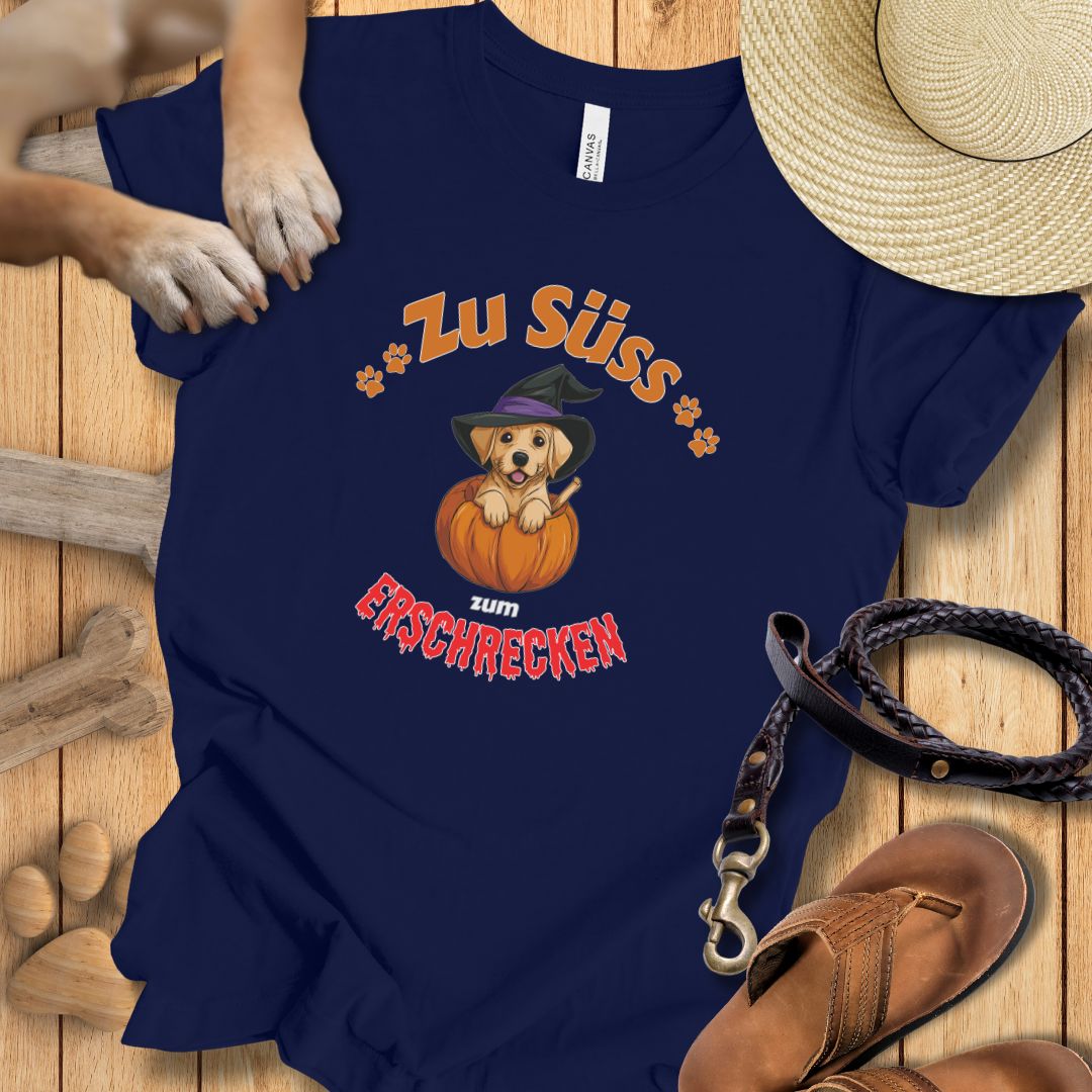 T‑Shirt des Monats Oktober "Zu Süss zum Erschrecken" - Halloween- T-Shirt Unisex Modern Fit - Weich & Leicht