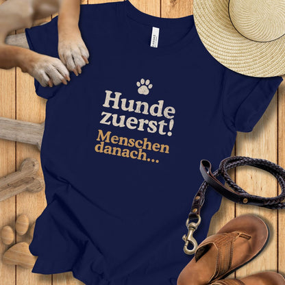Hunde zuerst! - Menschen danach... - T-Shirt Unisex Modern Fit - Weich & Leicht