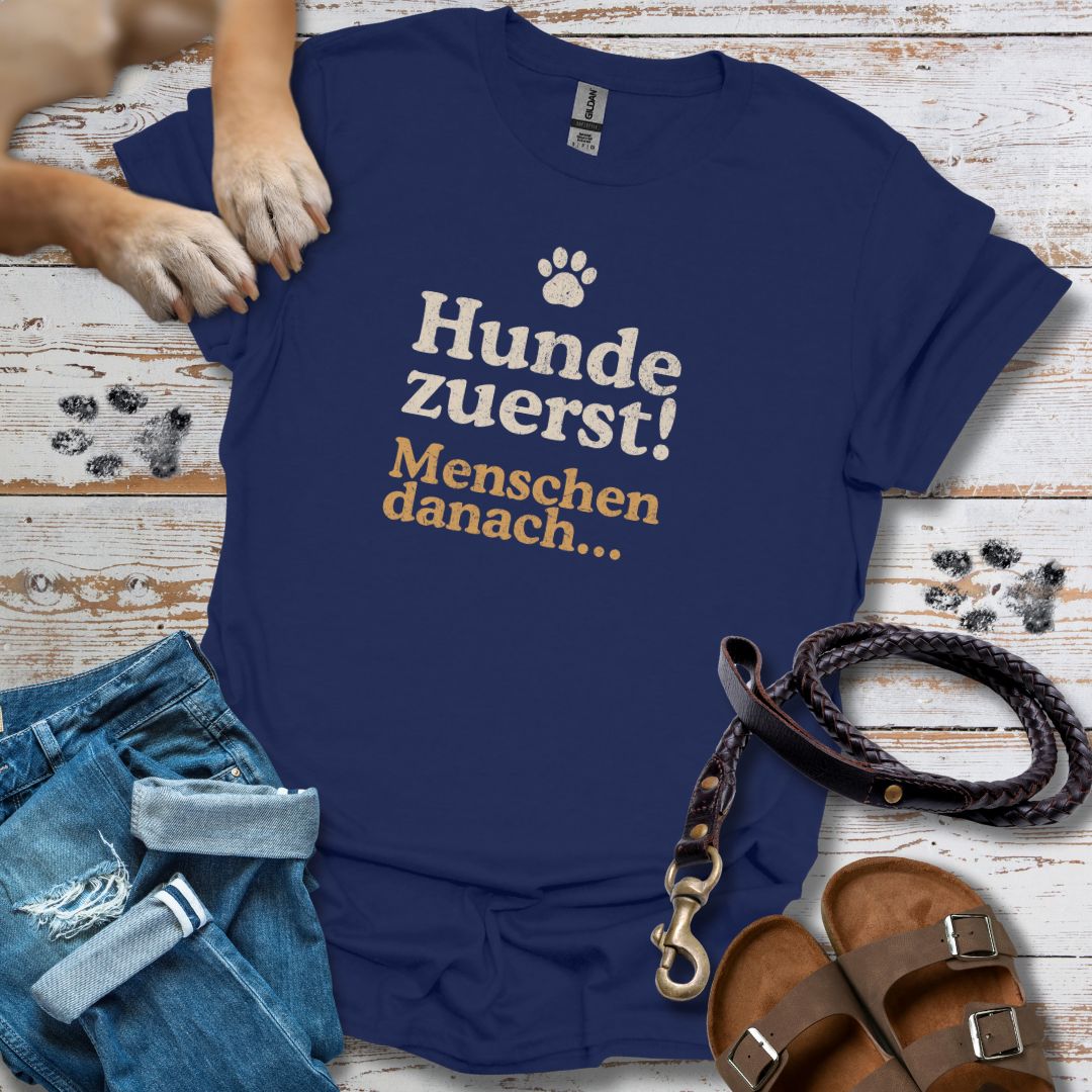Hunde zuerst! - Menschen danach... - T-Shirt Unisex Classic Fit - Bequemer Klassiker