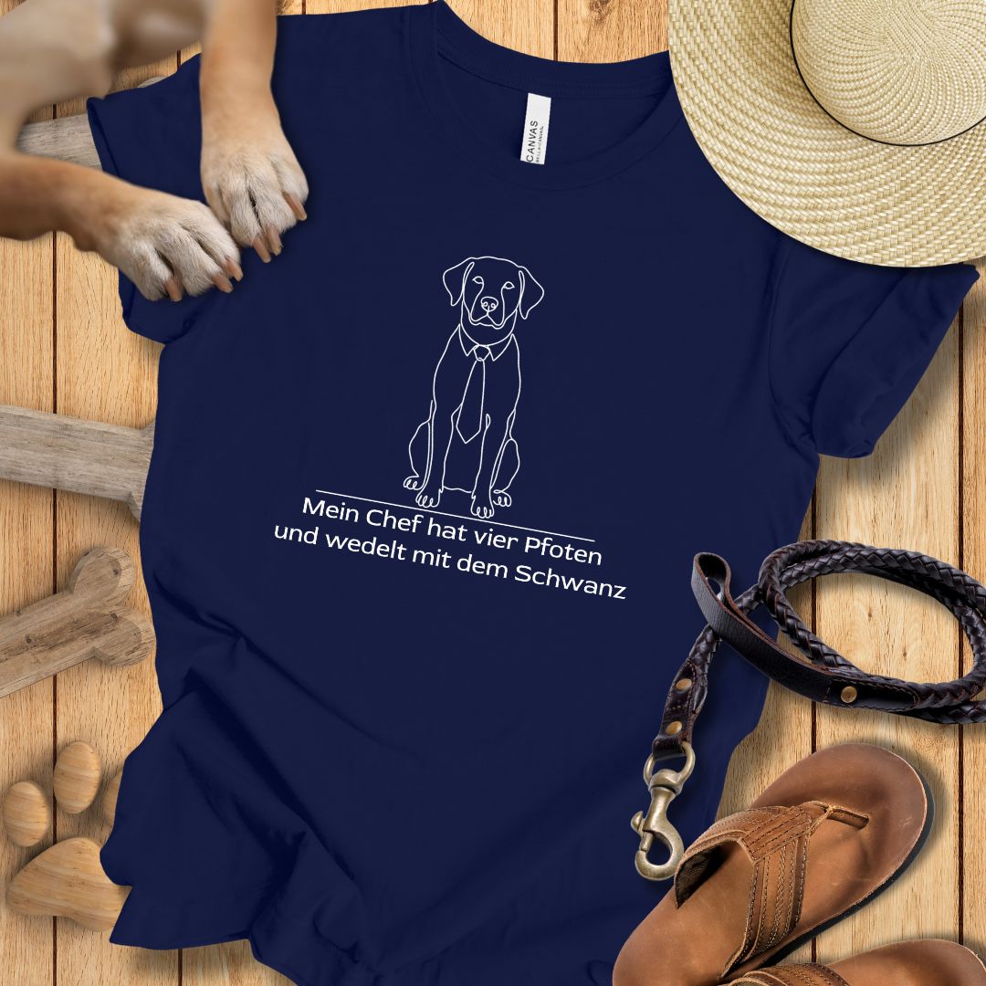Mein Chef hat vier Pfoten und wedelt mit dem Schwanz -  T-Shirt Unisex Modern Fit - Weich & Leicht