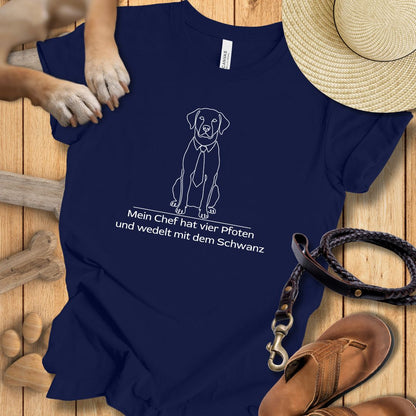 Mein Chef hat vier Pfoten und wedelt mit dem Schwanz -  T-Shirt Unisex Modern Fit - Weich & Leicht