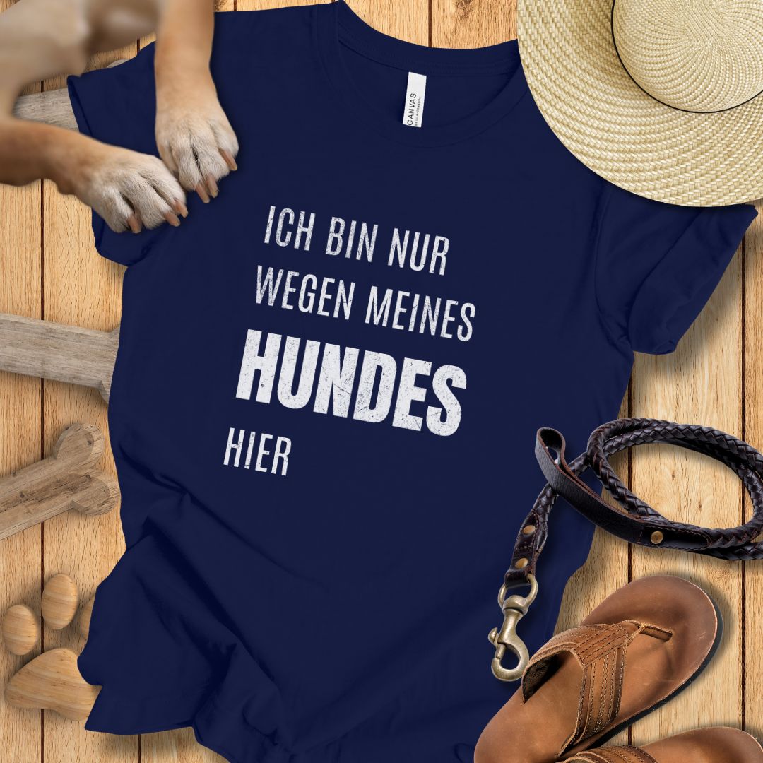 Ich bin nur wegen meines Hundes hier - T-Shirt Unisex Modern Fit - Weich & Leicht