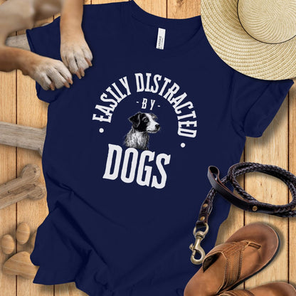 Easily Distracted By Dogs - T-Shirt Unisex Modern Fit - Weich & Leicht