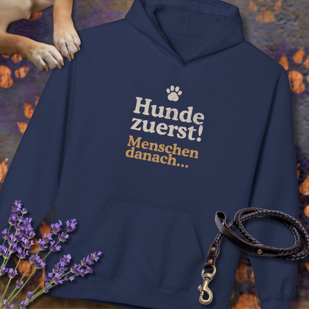 Hunde zuerst! Menschen danach... -  Unisex Modern Fit Hoodie