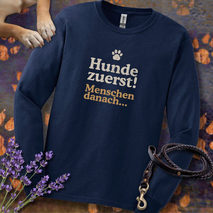 Hunde zuerst! Menschen danach... - Unisex Longsleeve Classic Fit