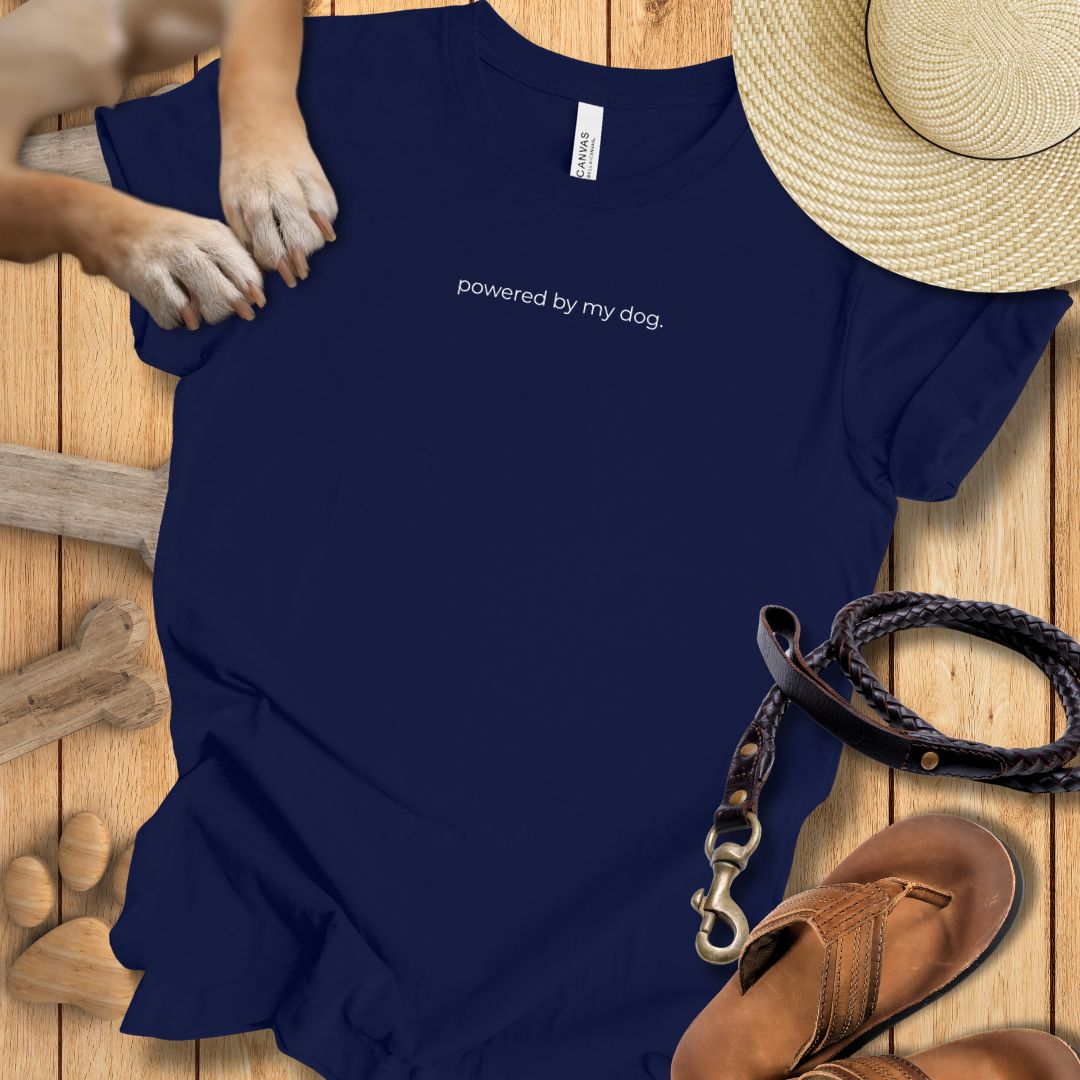 powered by my dog. - T-Shirt Unisex Modern Fit - Weich & Leicht