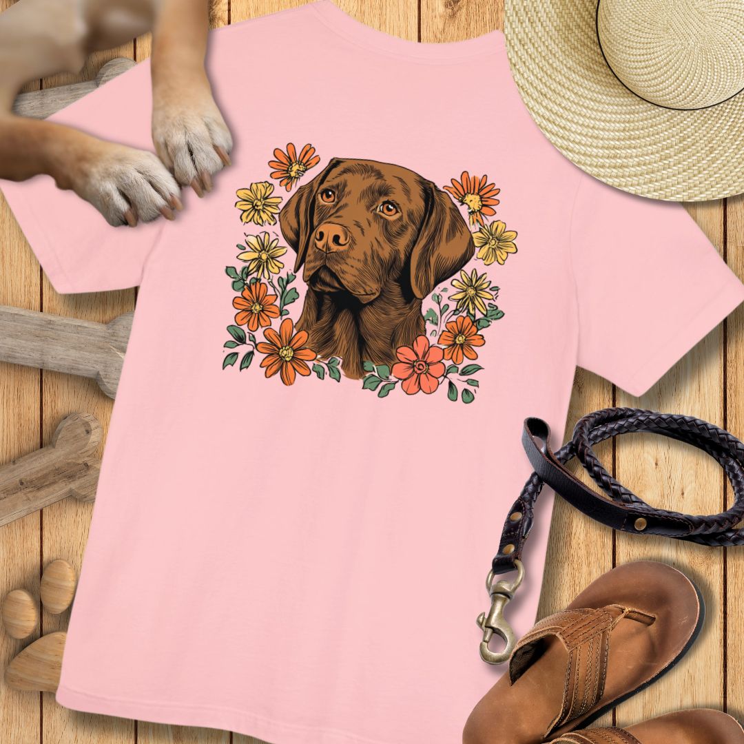 Labrador in Blumen - Nur Hinten - T-Shirt Unisex Modern Fit - Weich & Leicht