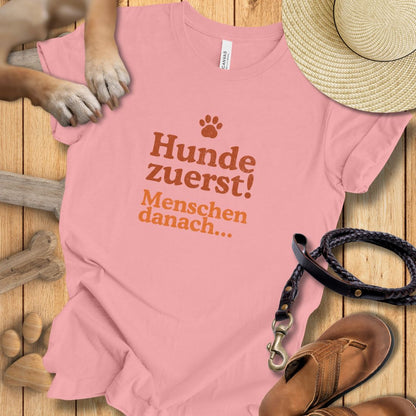 Hunde zuerst! - Menschen danach... - T-Shirt Unisex Modern Fit - Weich & Leicht