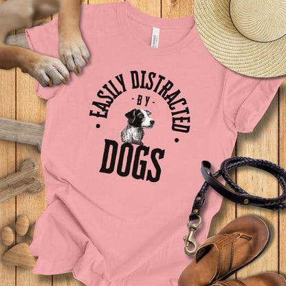 Easily Distracted By Dogs - T-Shirt Unisex Modern Fit - Weich & Leicht