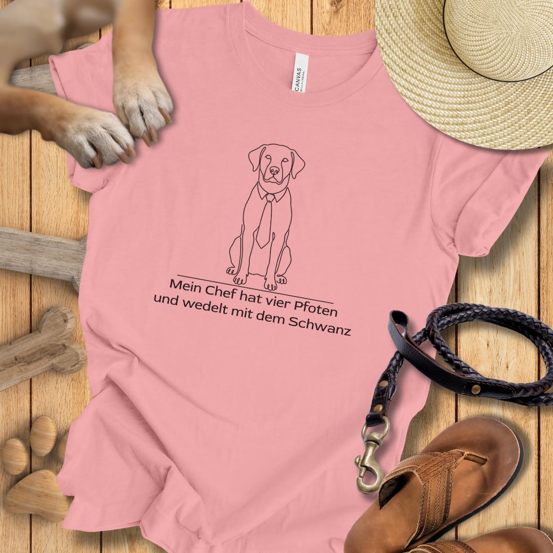 Mein Chef hat vier Pfoten und wedelt mit dem Schwanz -  T-Shirt Unisex Modern Fit - Weich & Leicht
