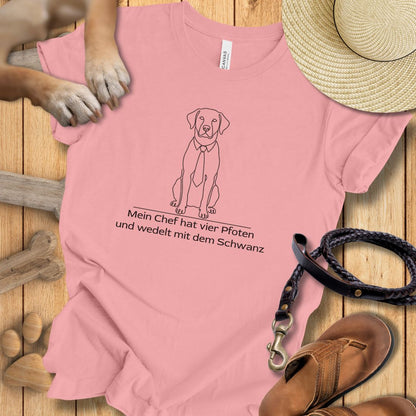Mein Chef hat vier Pfoten und wedelt mit dem Schwanz -  T-Shirt Unisex Modern Fit - Weich & Leicht