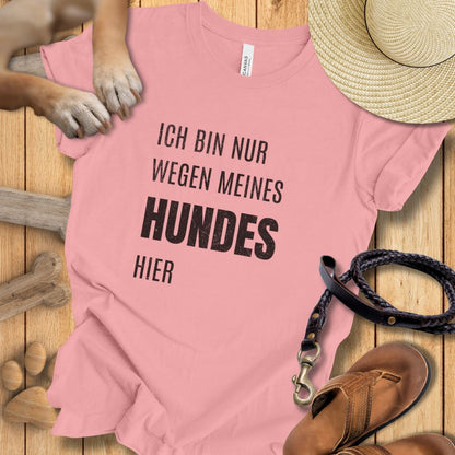 Ich bin nur wegen meines Hundes hier - T-Shirt Unisex Modern Fit - Weich & Leicht