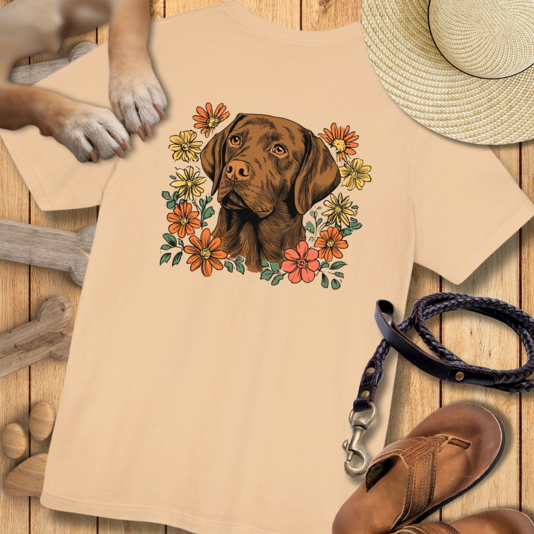 Labrador in Blumen - Nur Hinten - T-Shirt Unisex Modern Fit - Weich & Leicht