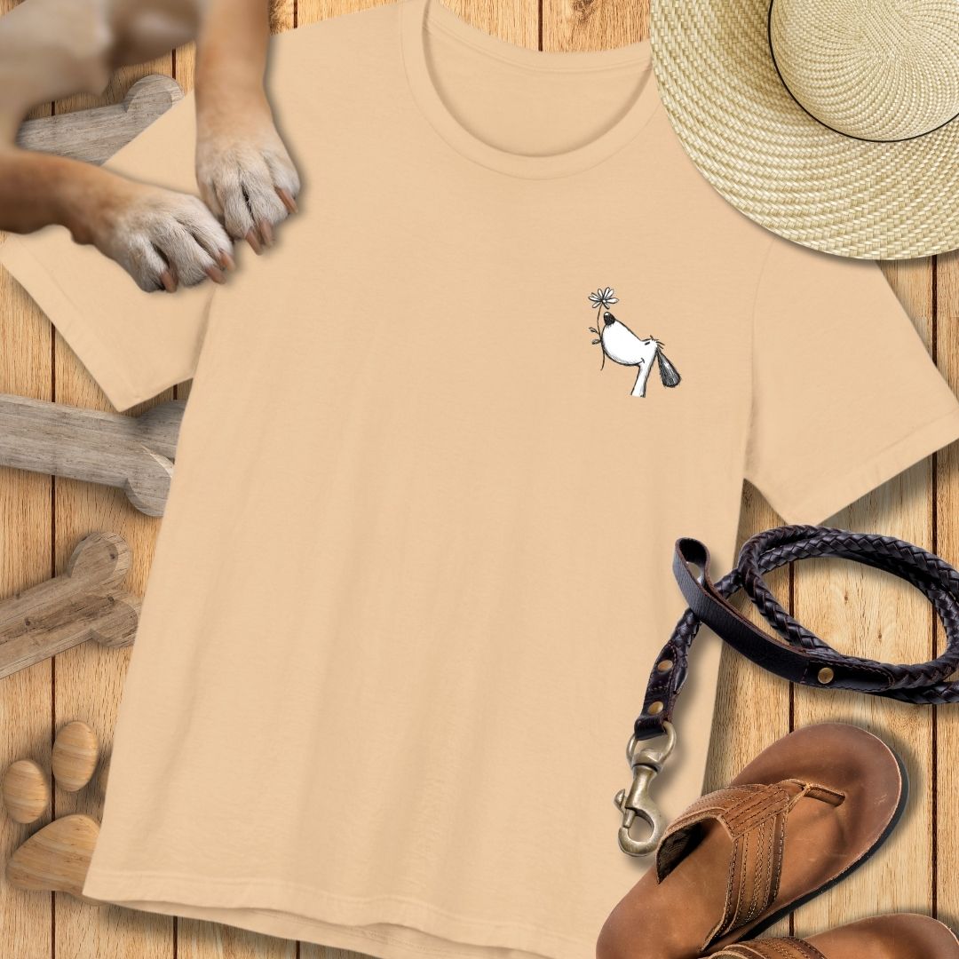 Kleiner Hund mit Blume - Vorne & Hinten - T-Shirt Unisex Modern Fit - Weich & Leicht
