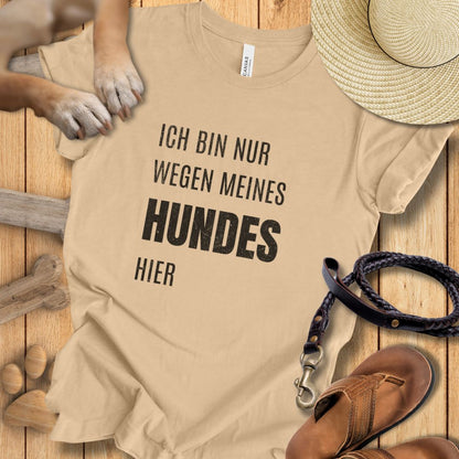 Ich bin nur wegen meines Hundes hier - T-Shirt Unisex Modern Fit - Weich & Leicht
