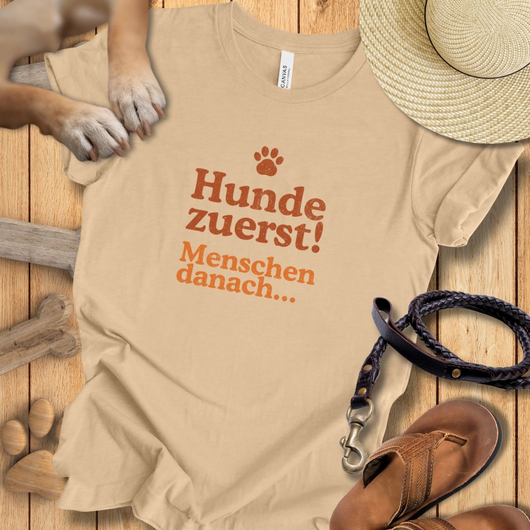 Hunde zuerst! - Menschen danach... - T-Shirt Unisex Modern Fit - Weich & Leicht