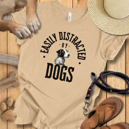 Easily Distracted By Dogs - T-Shirt Unisex Modern Fit - Weich & Leicht