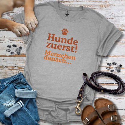 Hunde zuerst! - Menschen danach... - T-Shirt Unisex Classic Fit - Bequemer Klassiker