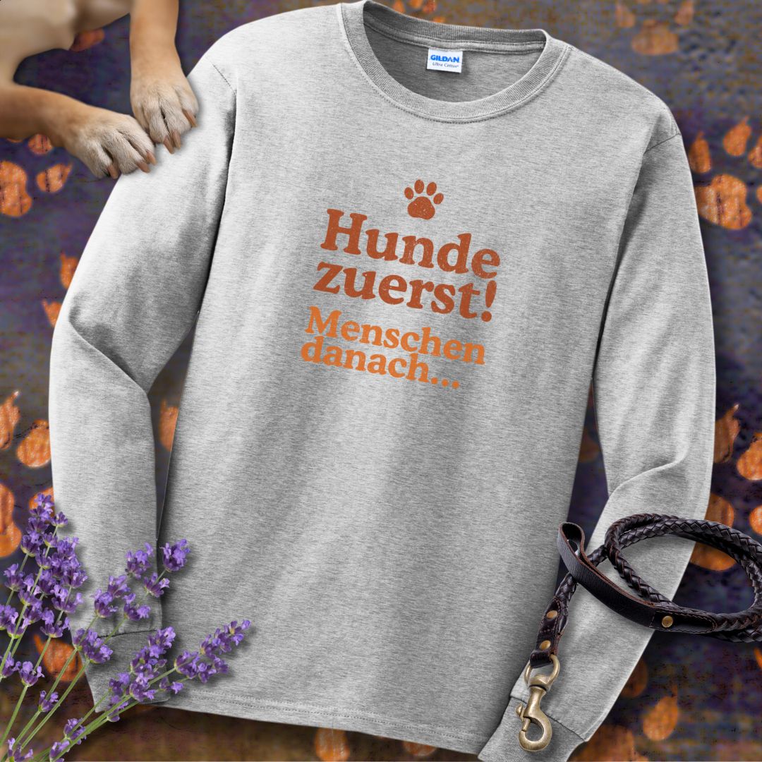 Hunde zuerst! Menschen danach... - Unisex Longsleeve Classic Fit