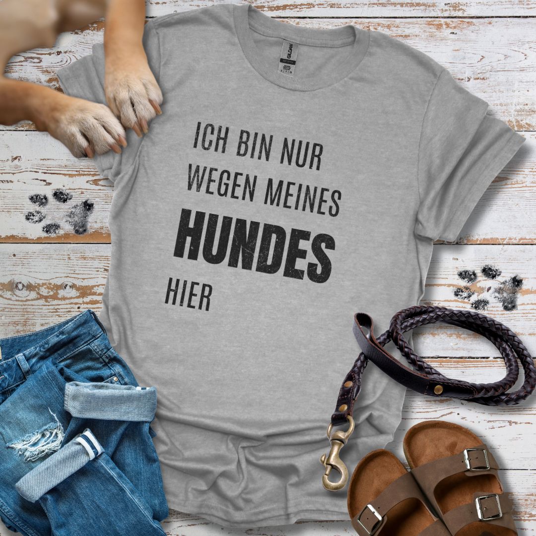 Ich bin nur wegen meines Hundes hier - T-Shirt Unisex Classic Fit - Bequemer Klassiker