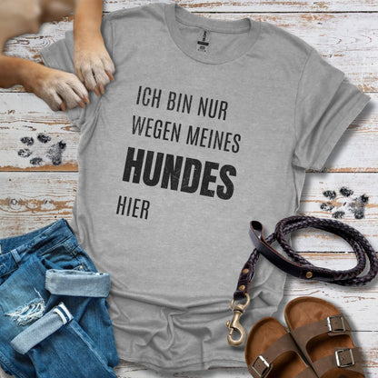 Ich bin nur wegen meines Hundes hier - T-Shirt Unisex Classic Fit - Bequemer Klassiker