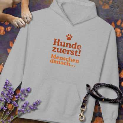 Hunde zuerst! Menschen danach... -  Unisex Modern Fit Hoodie