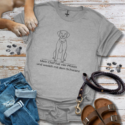 Mein Chef hat vier Pfoten und wedelt mit dem Schwanz - T-Shirt Unisex Classic Fit - Bequemer Klassiker