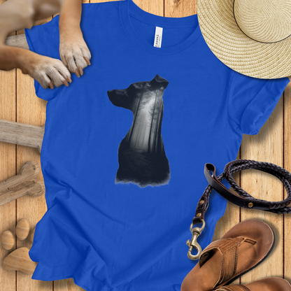 Silhouette Hund mit Wald - T-Shirt Unisex Modern Fit - Weich & Leicht