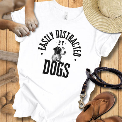 Easily Distracted By Dogs - T-Shirt Unisex Modern Fit - Weich & Leicht