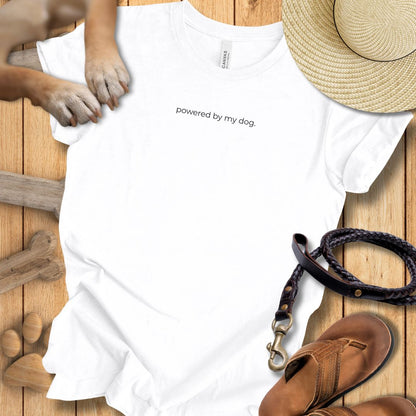 powered by my dog. - T-Shirt Unisex Modern Fit - Weich & Leicht