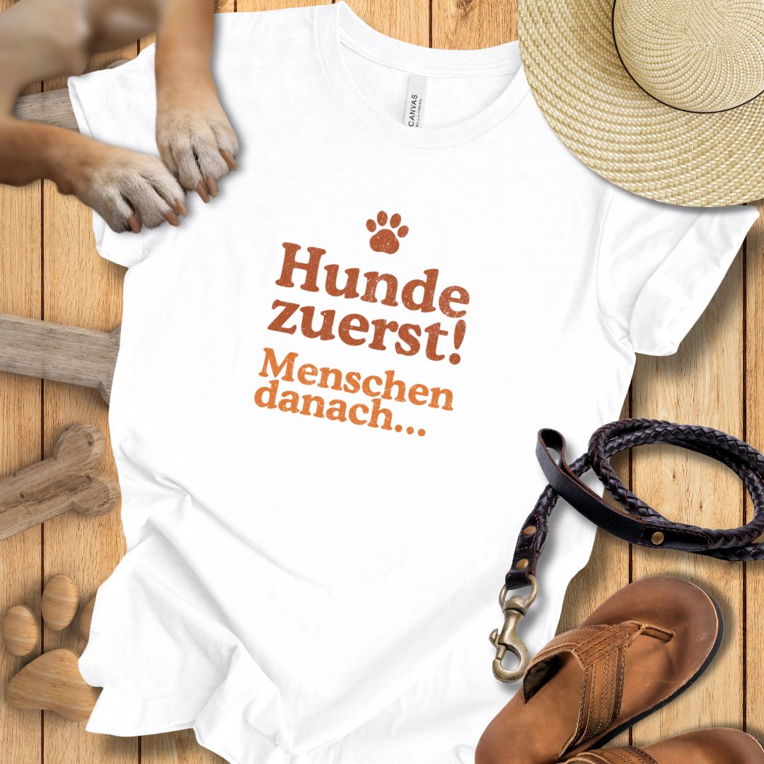 Hunde zuerst! - Menschen danach... - T-Shirt Unisex Modern Fit - Weich & Leicht