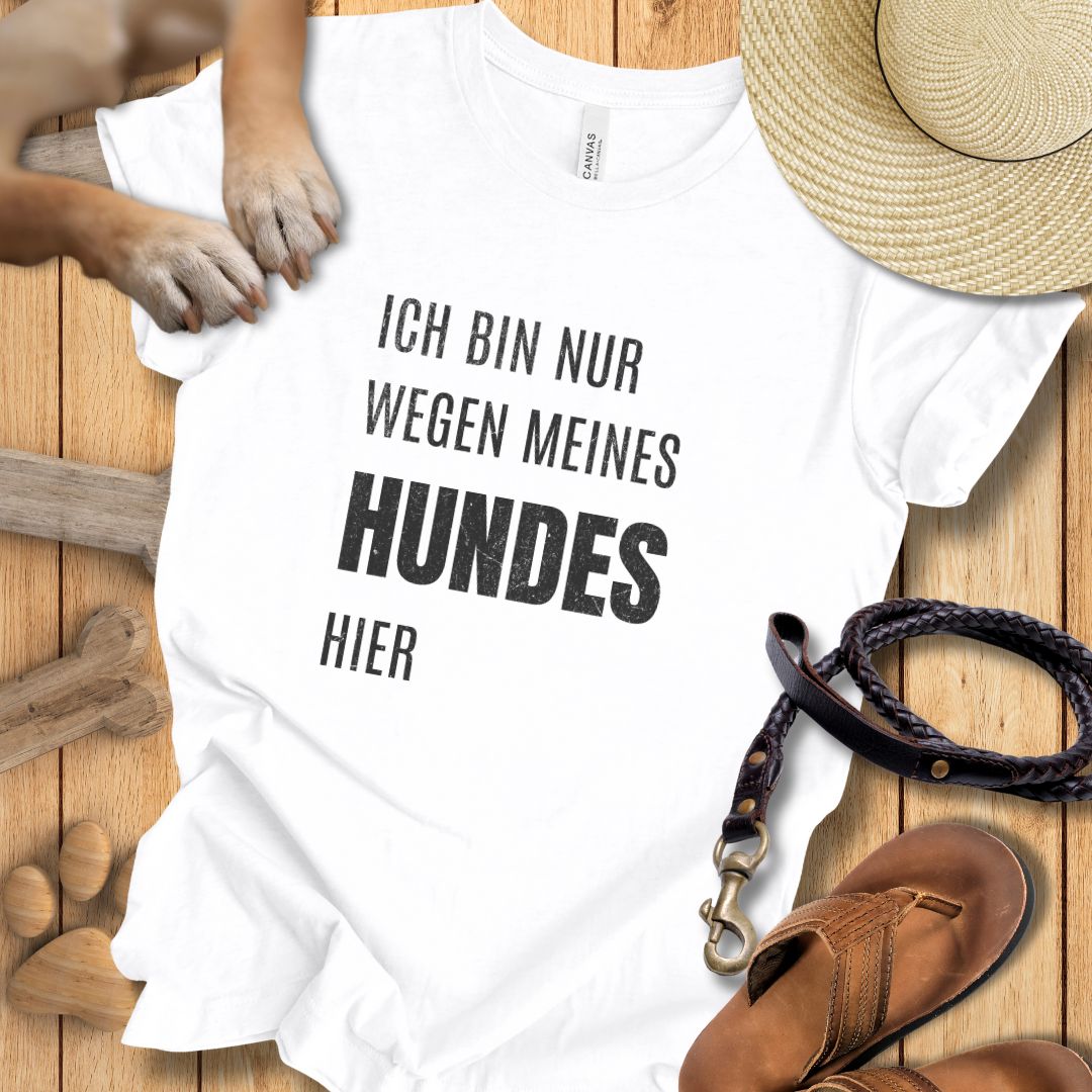 Ich bin nur wegen meines Hundes hier - T-Shirt Unisex Modern Fit - Weich & Leicht
