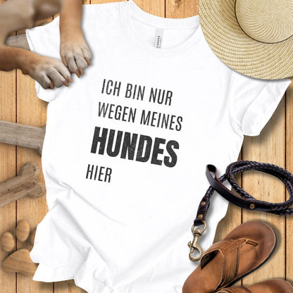 Ich bin nur wegen meines Hundes hier - T-Shirt Unisex Modern Fit - Weich & Leicht
