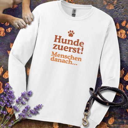 Hunde zuerst! Menschen danach... - Unisex Longsleeve Classic Fit