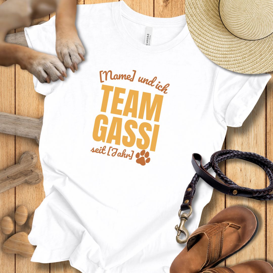 Team Gassi Personalisierbar - T-Shirt Unisex Modern Fit - Weich & Leicht