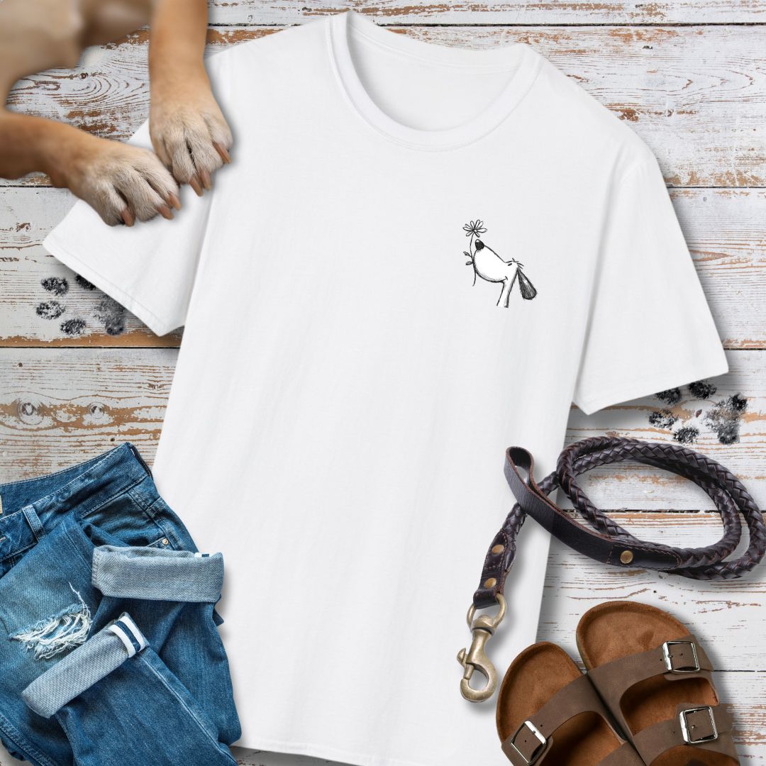 Kleiner Hund mit Blume - Vorne & Hinten - T-Shirt Unisex Classic Fit - Bequemer Klassiker
