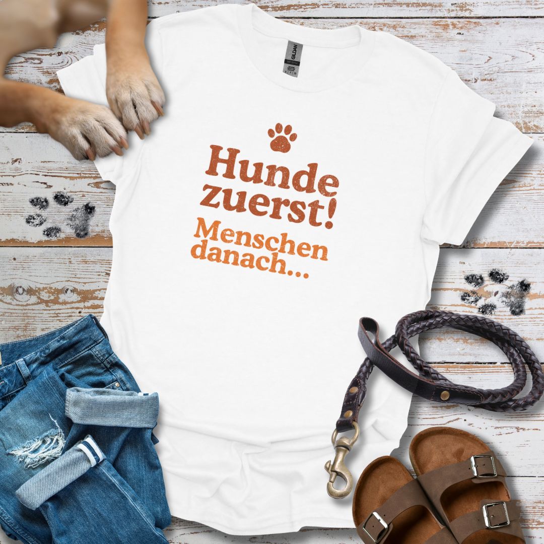 Hunde zuerst! - Menschen danach... - T-Shirt Unisex Classic Fit - Bequemer Klassiker