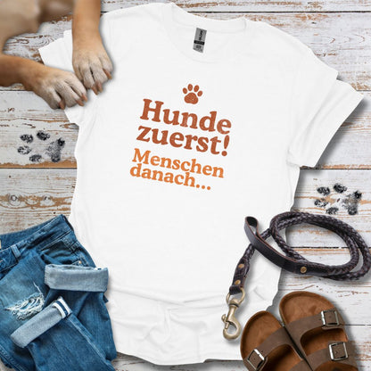 Hunde zuerst! - Menschen danach... - T-Shirt Unisex Classic Fit - Bequemer Klassiker