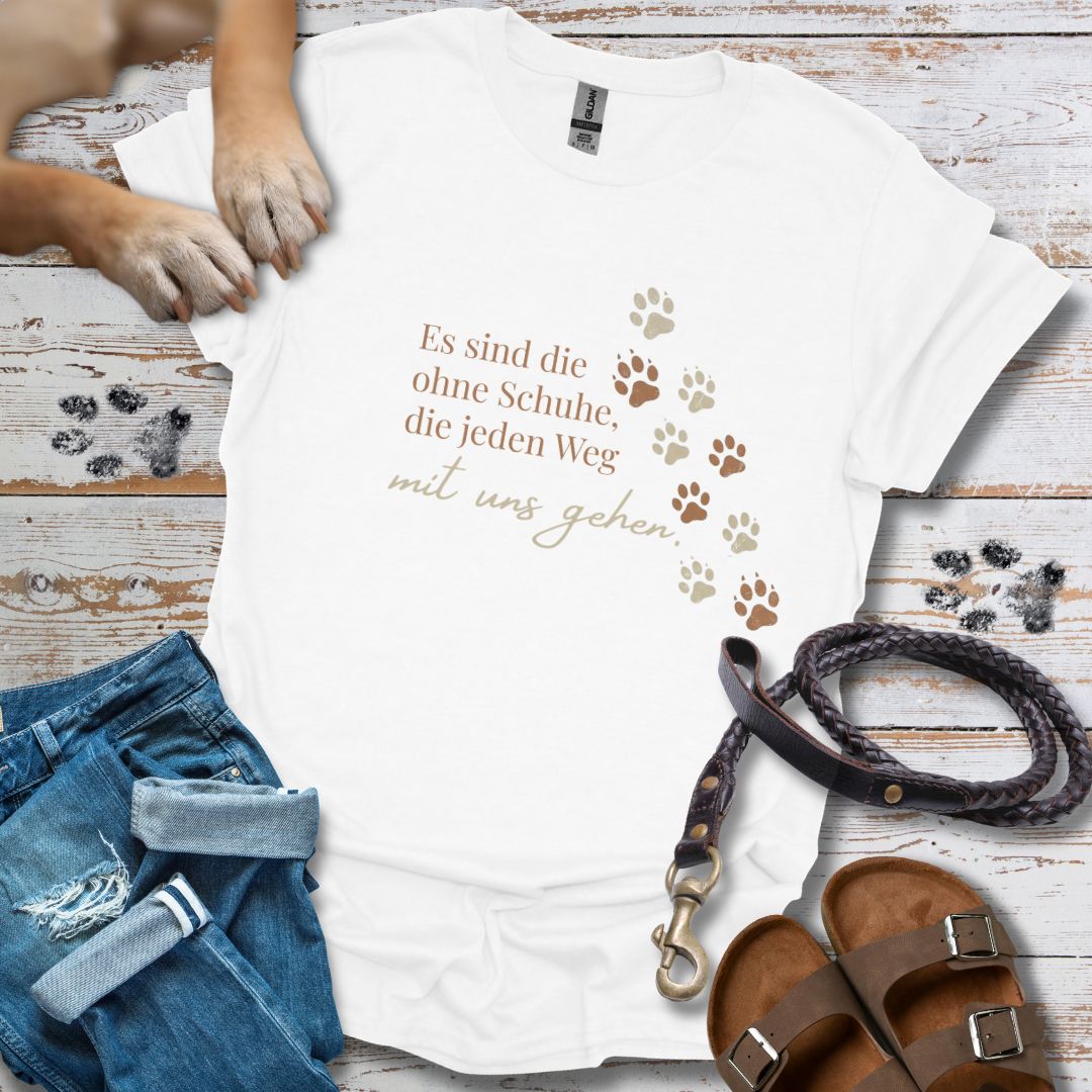 Es sind die ohne Schuhe, die jeden Weg mit uns gehen - T-Shirt Unisex Classic Fit - Bequemer Klassiker