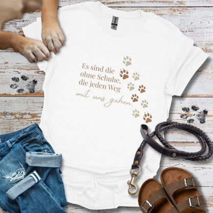 Es sind die ohne Schuhe, die jeden Weg mit uns gehen - T-Shirt Unisex Classic Fit - Bequemer Klassiker