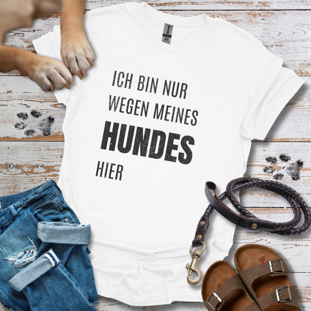 Ich bin nur wegen meines Hundes hier - T-Shirt Unisex Classic Fit - Bequemer Klassiker