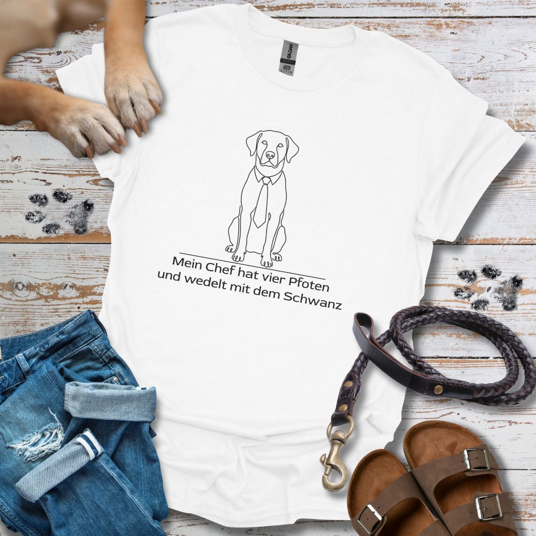 Mein Chef hat vier Pfoten und wedelt mit dem Schwanz - T-Shirt Unisex Classic Fit - Bequemer Klassiker