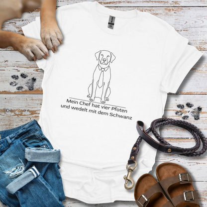 Mein Chef hat vier Pfoten und wedelt mit dem Schwanz - T-Shirt Unisex Classic Fit - Bequemer Klassiker